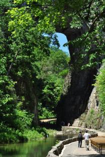 Chegando à enorme ponte de pedra do parque 'Natural Bridge', na Virginia, nos Estados Unidos